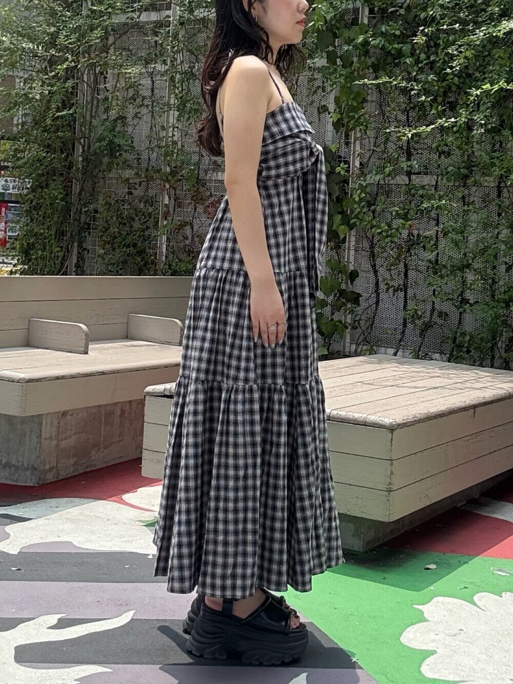 ブラウン系のサンダル、その他のワンピースを着用したレディースの夏コーディネートの2枚目の写真