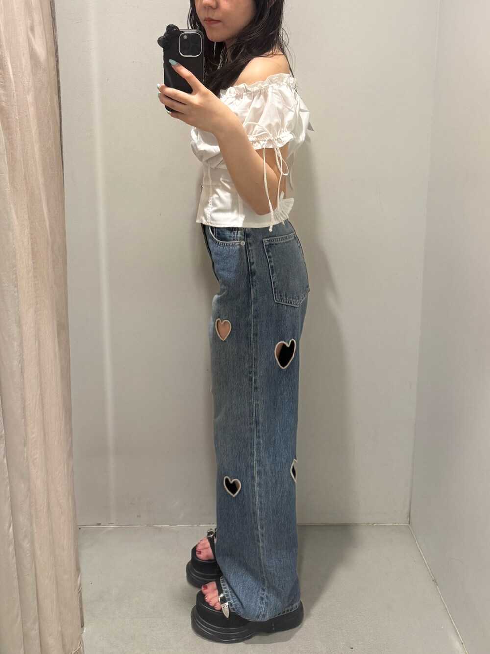 ホワイト系のシャツ/ブラウス、ブルー系のデニムパンツ、ブラック系のサンダルを着用したレディースの夏コーディネートの3枚目の写真