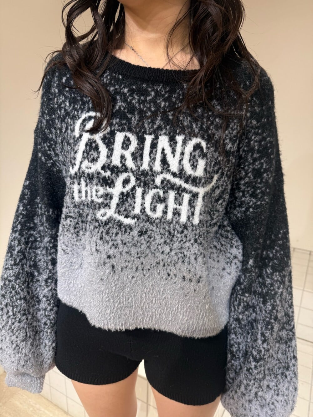 ベージュ系のスリッポン、ブラック系のニット/セーター、ブラック系のその他パンツを着用したレディースの冬コーディネートの4枚目の写真