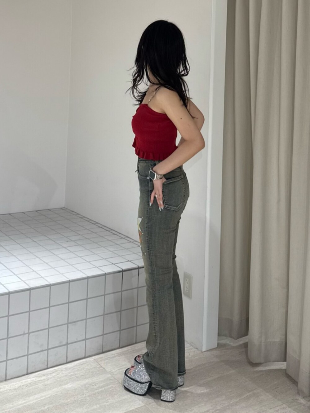 シルバー系のサンダル、レッド系のキャミソール、ブルー系のデニムパンツを着用したレディースの夏コーディネートの2枚目の写真
