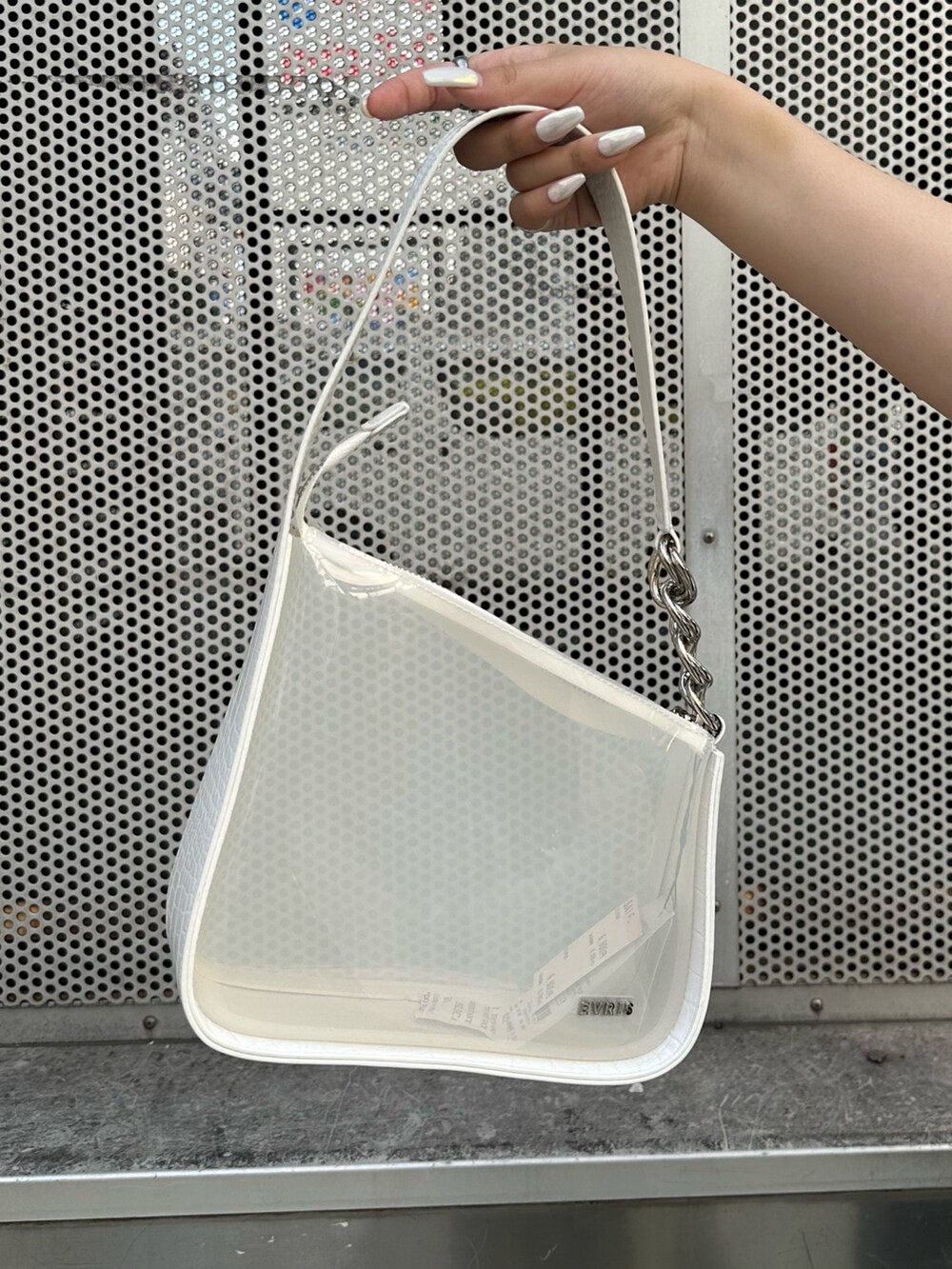 ブルー系のつなぎ/オールインワン、ホワイト系のサンダル、ブラック系のハンドバッグを着用したレディースの夏コーディネートの6枚目の写真