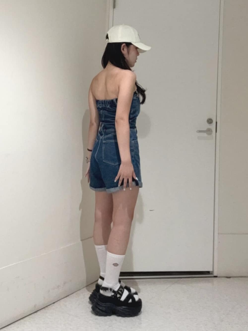 ブラック系のサンダル、ブルー系のワンピースを着用したレディースの夏コーディネートの2枚目の写真