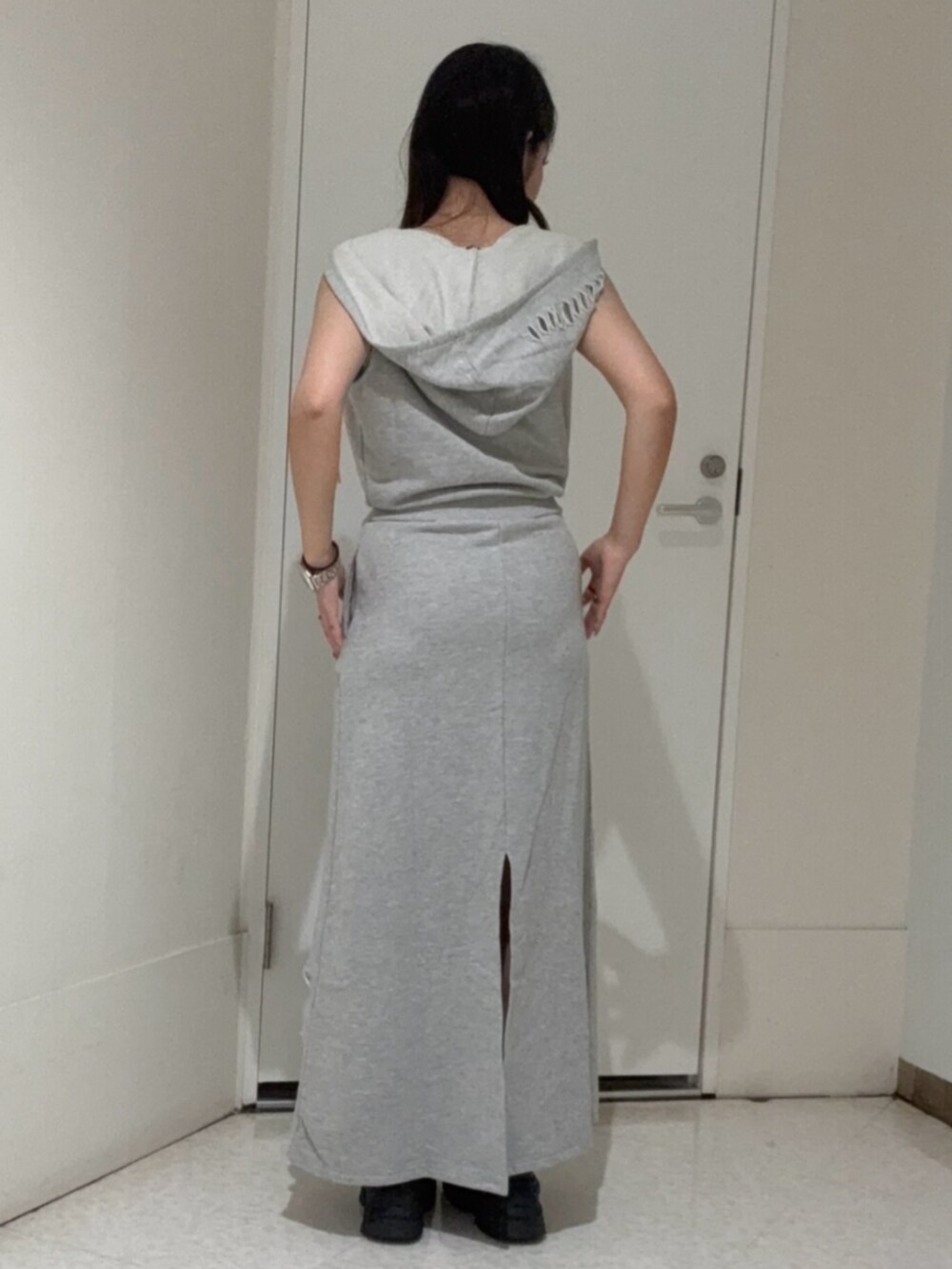 ブラウン系のサンダル、グレー系のワンピースを着用したレディースの夏コーディネートの3枚目の写真