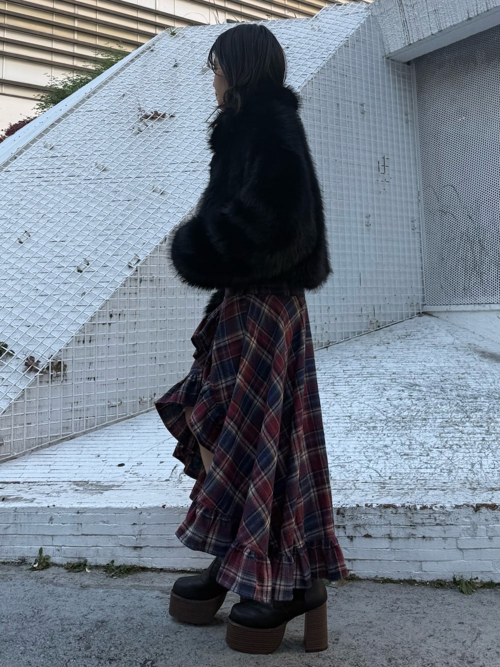 ブルー系のスカート、ブラック系のブーツ、グレー系のTシャツ/カットソーを着用したレディースの冬コーディネートの2枚目の写真