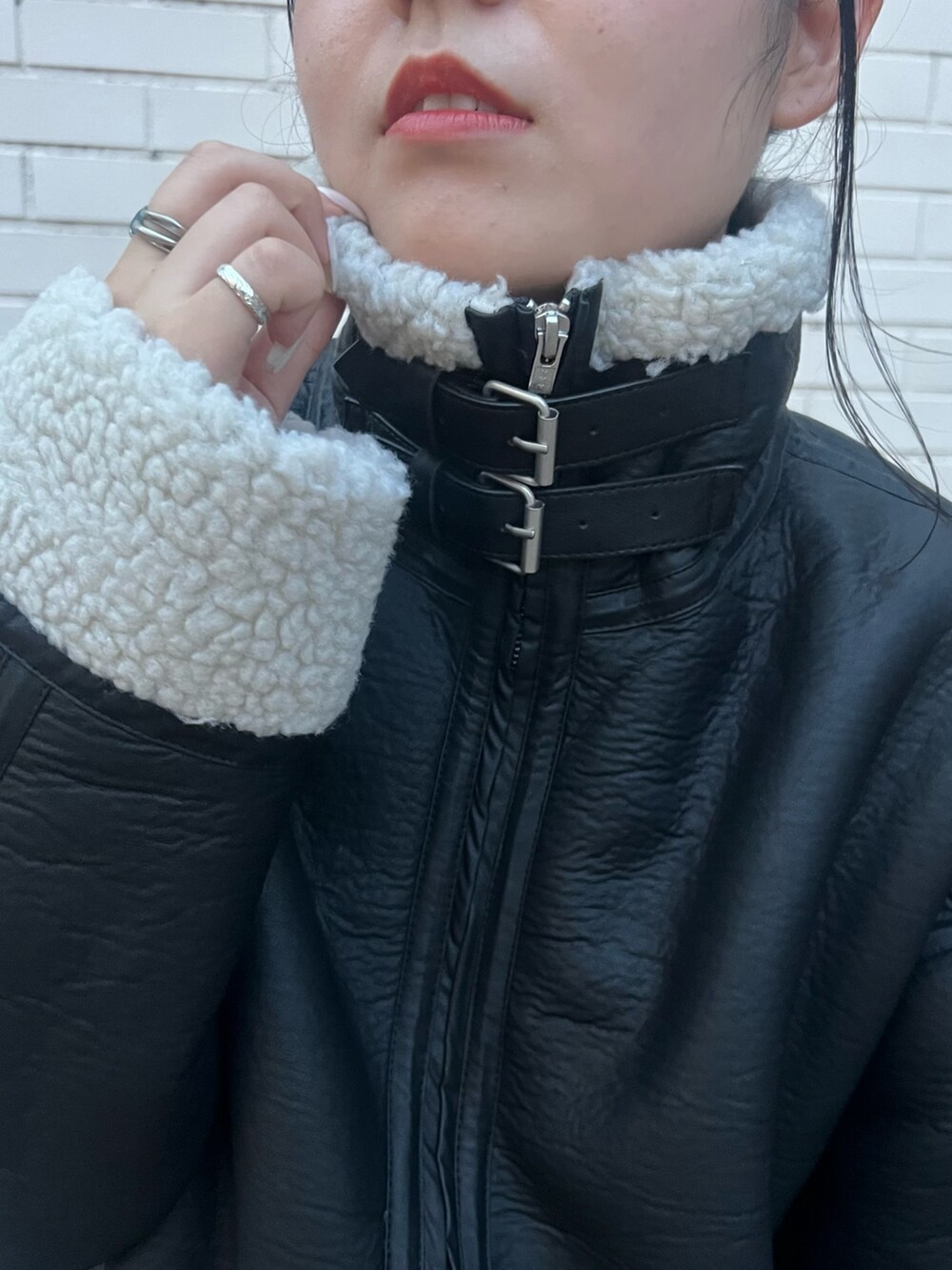 その他のムートンコート、ブルー系のデニムパンツ、ブラック系のショルダーバッグを着用したレディースの夏コーディネートの6枚目の写真