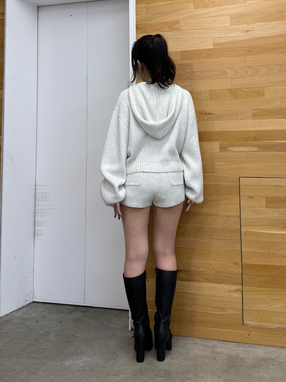 ブラック系のその他パンツ、ブラック系のニット/セーター、ブラック系のブーツを着用したレディースの秋コーディネートの4枚目の写真