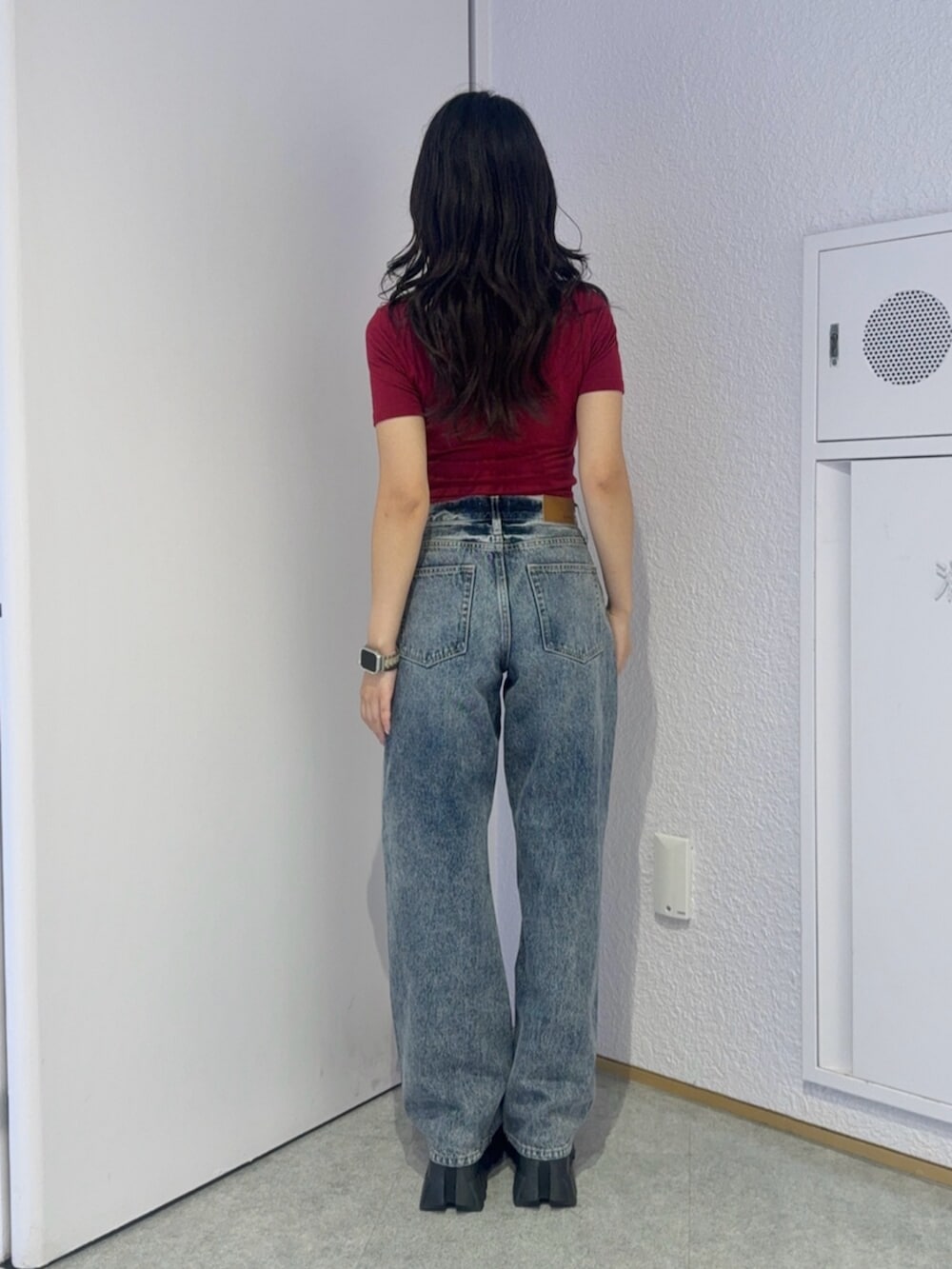 ブラック系のブーツ、ブルー系のデニムパンツ、レッド系のTシャツ/カットソーを着用したレディースの夏コーディネートの3枚目の写真