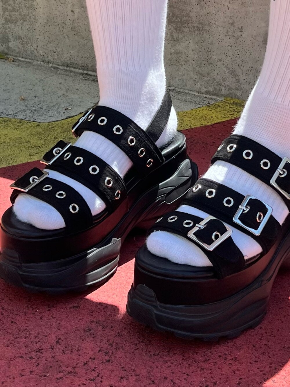 ブラック系のサンダル、ブラック系のワンピースを着用したレディースの夏コーディネートの6枚目の写真