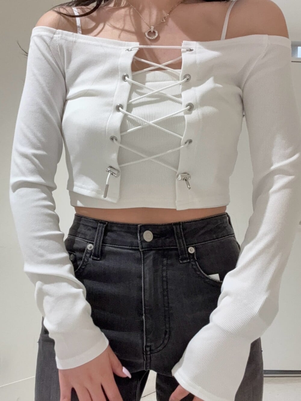 ホワイト系のTシャツ/カットソー、ブラック系のサンダル、ブルー系のデニムスカートを着用したレディースの春コーディネートの4枚目の写真