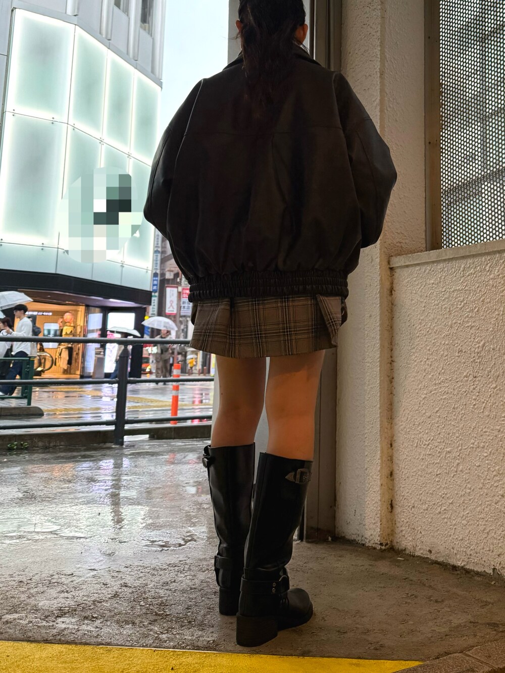 その他のシャツ/ブラウス、ブラック系のブーツ、ブラウン系のブルゾンを着用したレディースの秋コーディネートの4枚目の写真