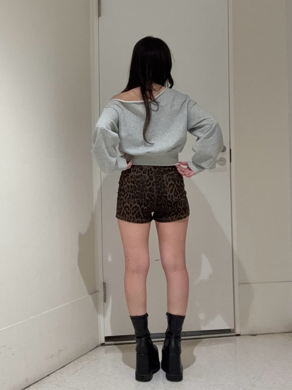 その他のその他パンツ、グレー系のスウェット、ブラック系のブーツを着用したレディースの春コーディネートの3枚目の写真