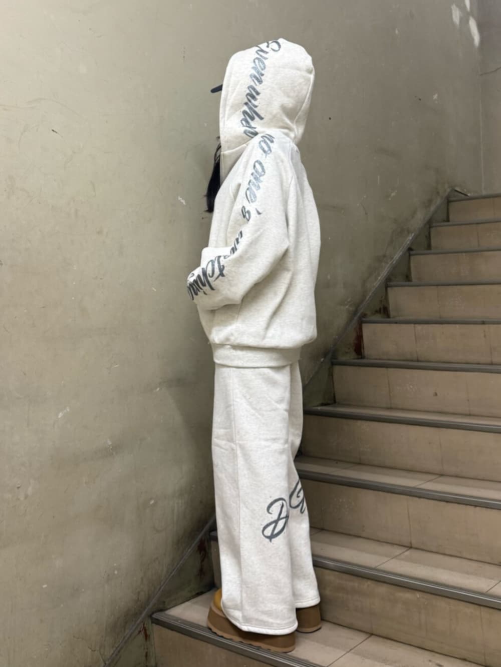 ベージュ系のスリッポン、グレー系のパーカー、グレー系のパーカーを着用したレディースの秋コーディネートの3枚目の写真