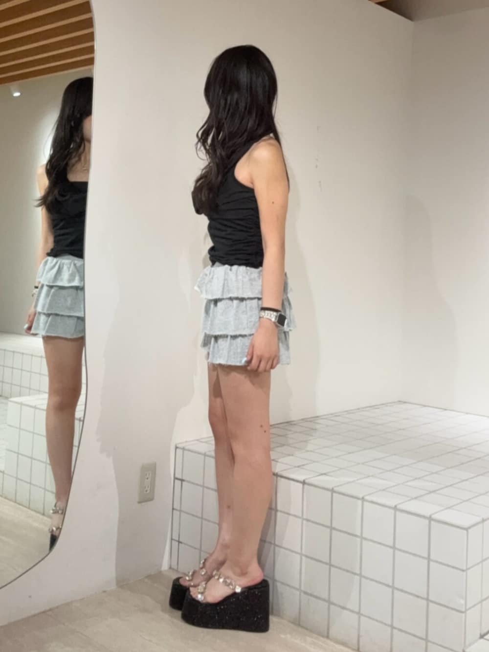 グレー系のその他パンツ、ブラック系のサンダル、ブラック系のキャミソールを着用したレディースの夏コーディネートの2枚目の写真