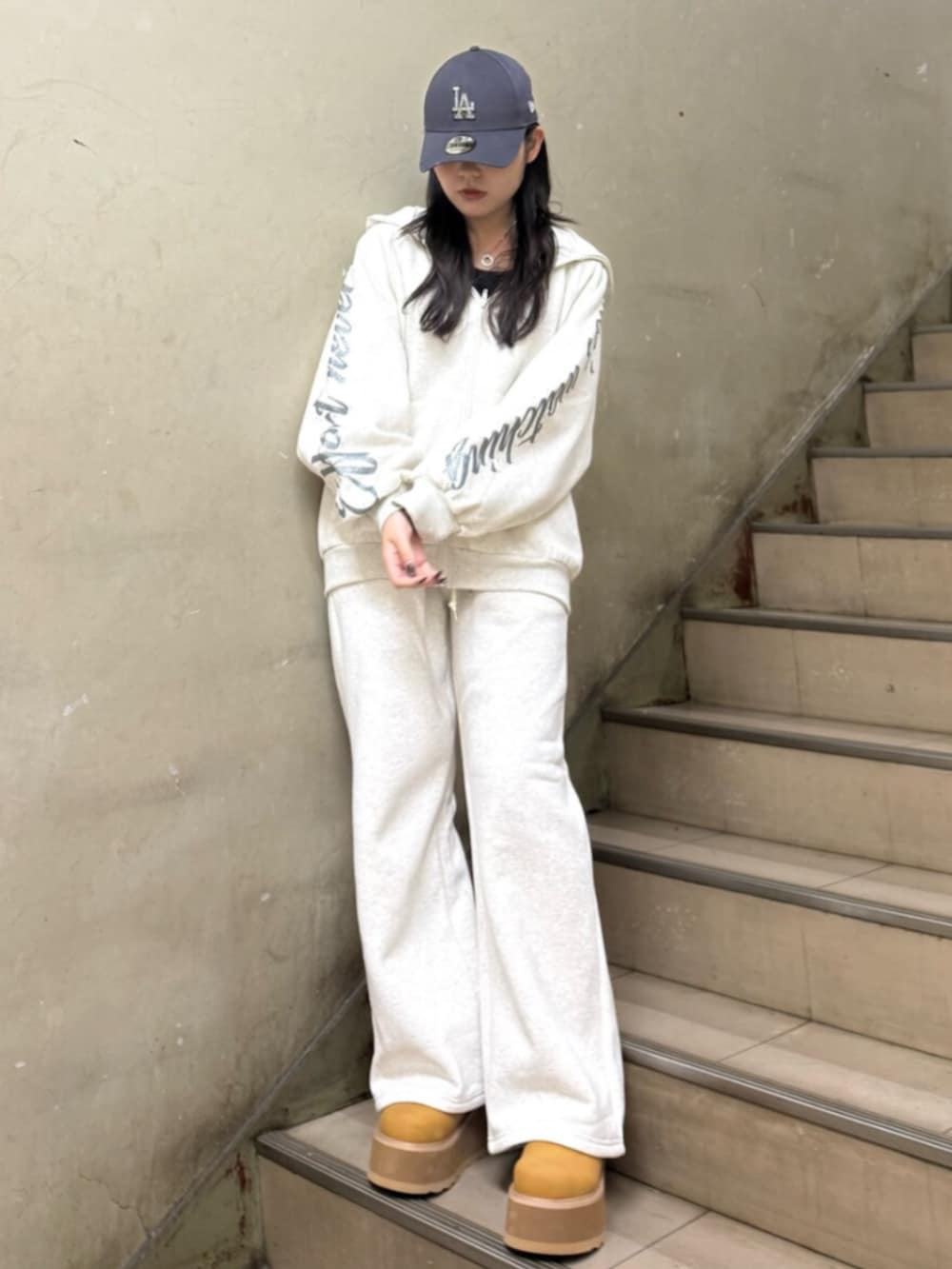 ベージュ系のスリッポン、グレー系のパーカー、グレー系のパーカーを着用したレディースの秋コーディネートの2枚目の写真