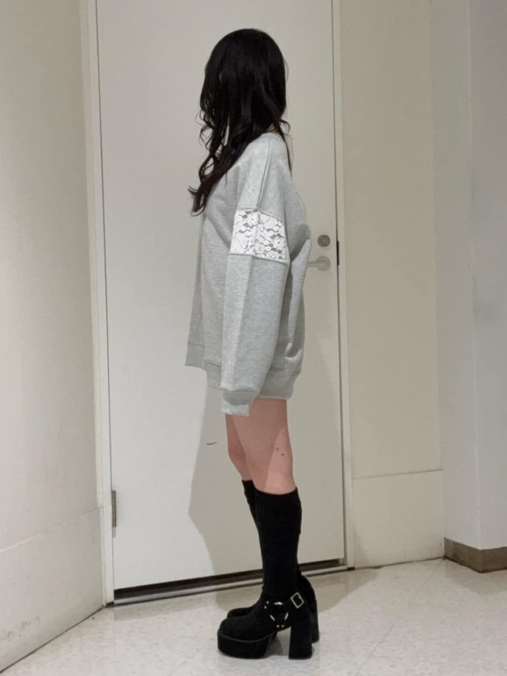 ブラック系のブーツ、グレー系のスウェットを着用したレディースの冬コーディネートの2枚目の写真