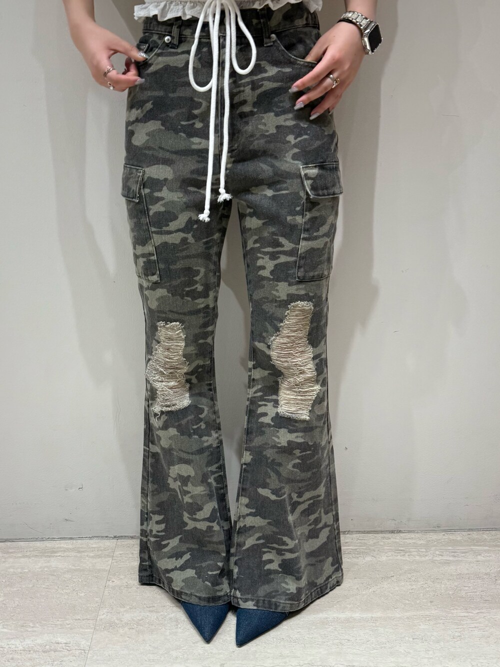 ブルー系のパンプス、その他のその他パンツ、ブラック系のシャツ/ブラウスを着用したレディースの夏コーディネートの4枚目の写真