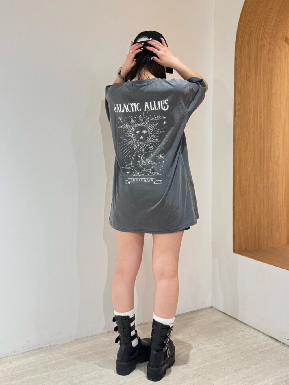 ブラック系のブーツ、ブラック系のTシャツ/カットソー、ブラック系のキャップを着用したレディースの春コーディネートの3枚目の写真