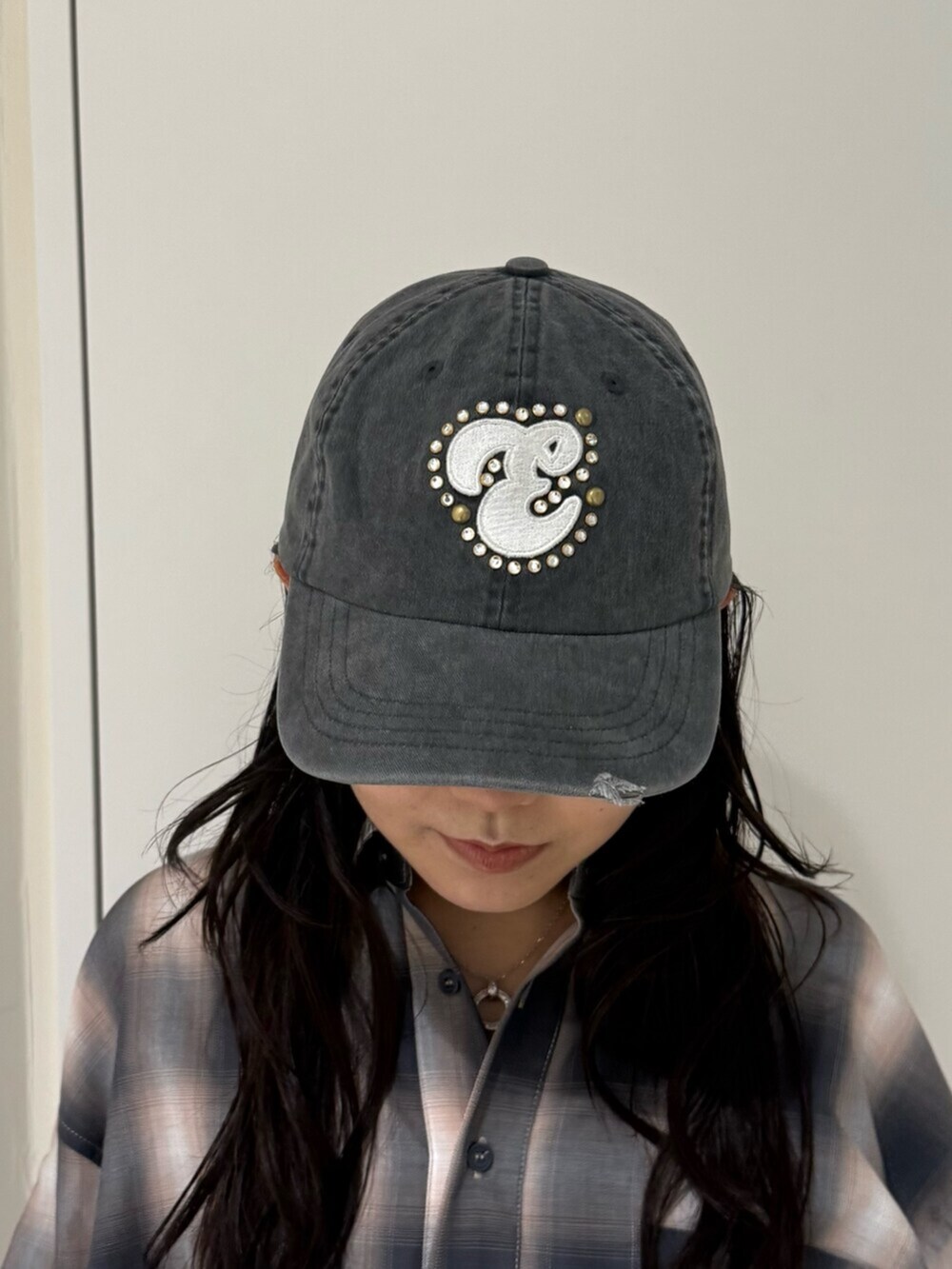 ブラック系のブーツ、グレー系のスカート、ブラック系のシャツ/ブラウスを着用したレディースの夏コーディネートの5枚目の写真