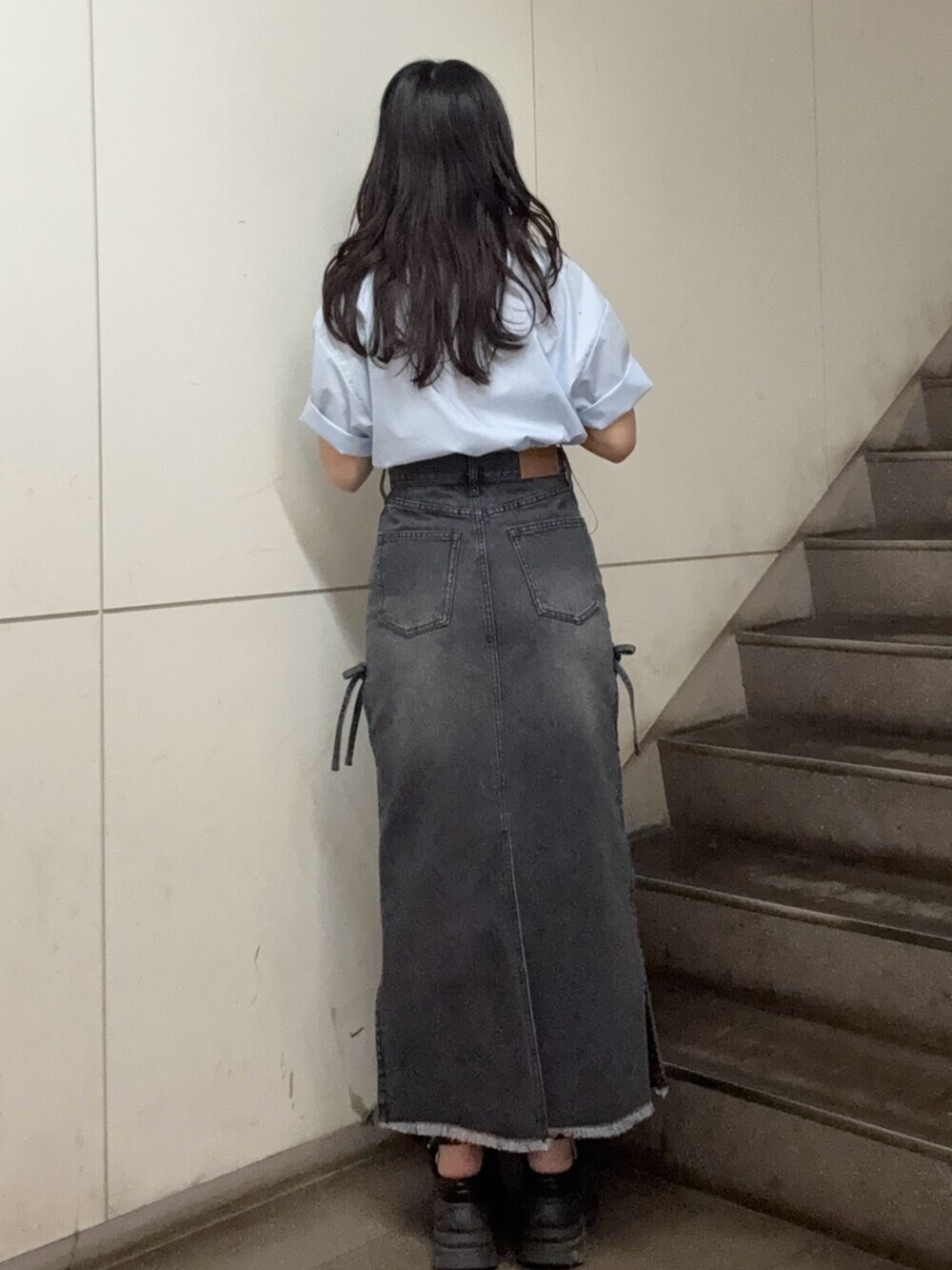 ブラウン系のサンダル、ブラック系のデニムスカート、ブルー系のシャツ/ブラウスを着用したレディースの春コーディネートの3枚目の写真