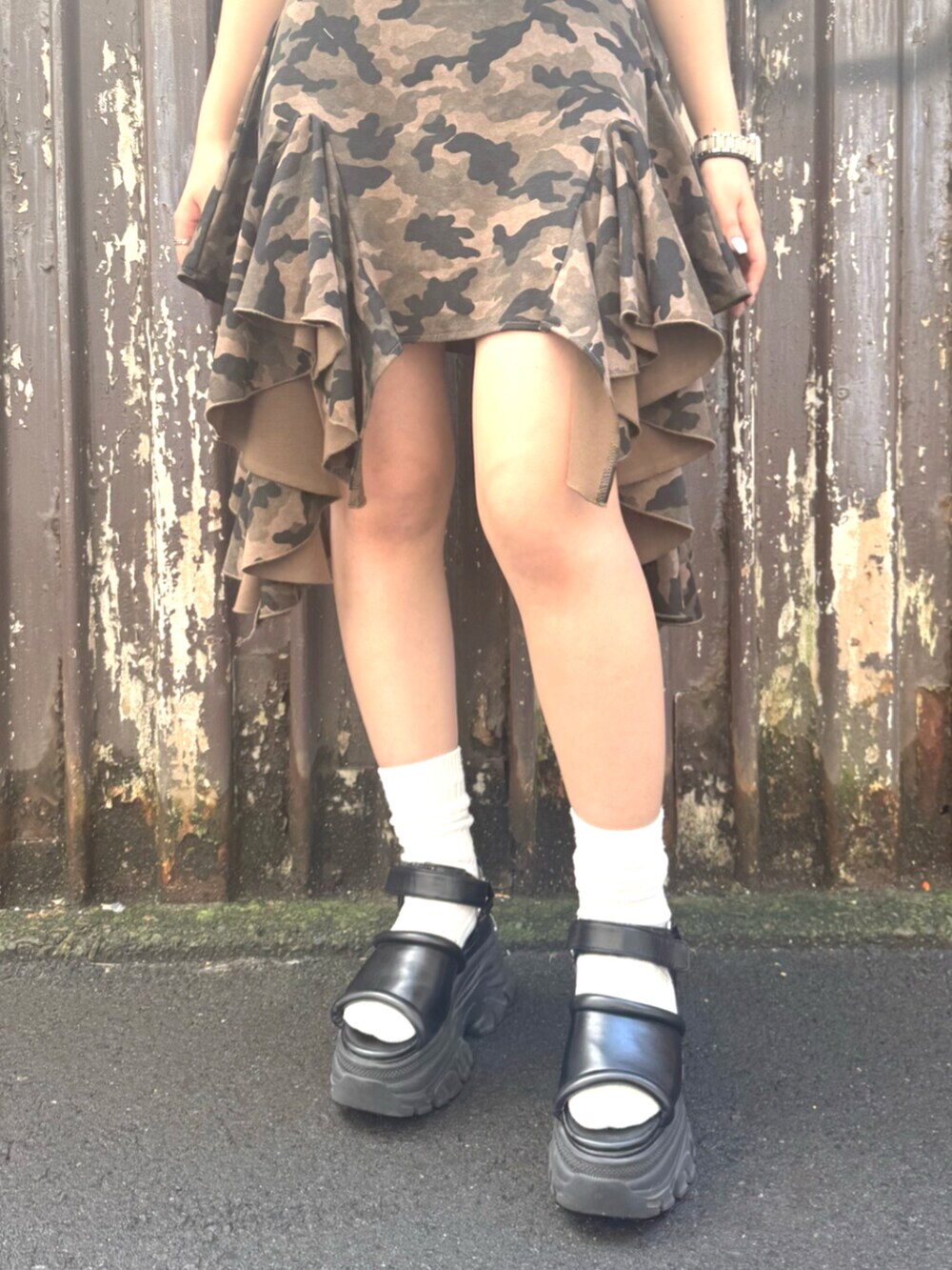 グリーン系のワンピース、ブラウン系のサンダルを着用したレディースの夏コーディネートの4枚目の写真