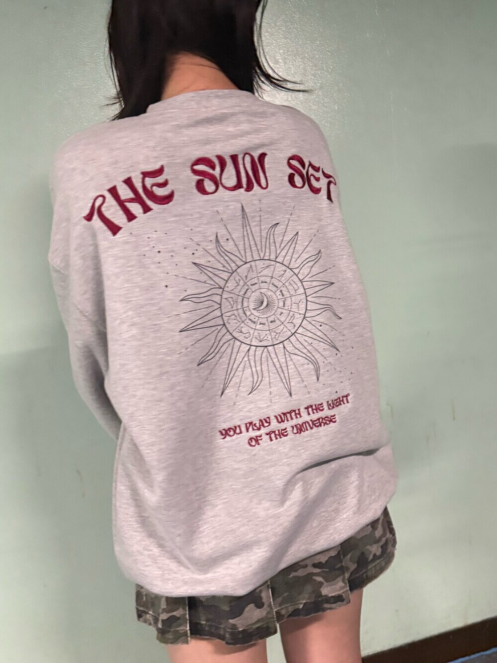 ブラック系のブーツ、その他のスカート、グレー系のスウェットを着用したレディースの春コーディネートの4枚目の写真