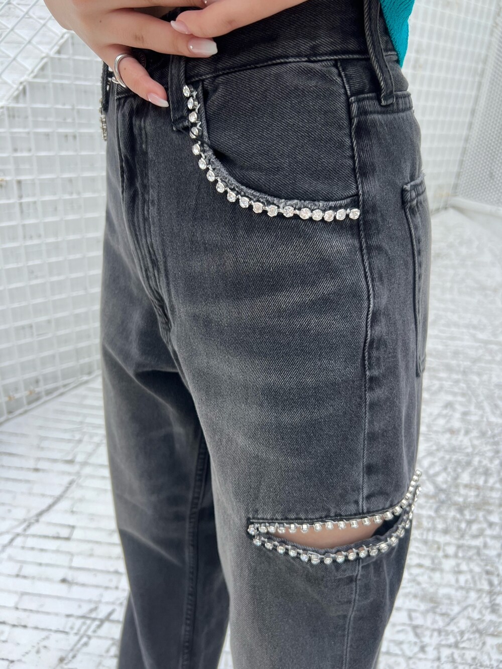 ブラック系のデニムパンツ、ブラック系のサンダル、ブラック系のニット/セーターを着用したレディースの夏コーディネートの6枚目の写真