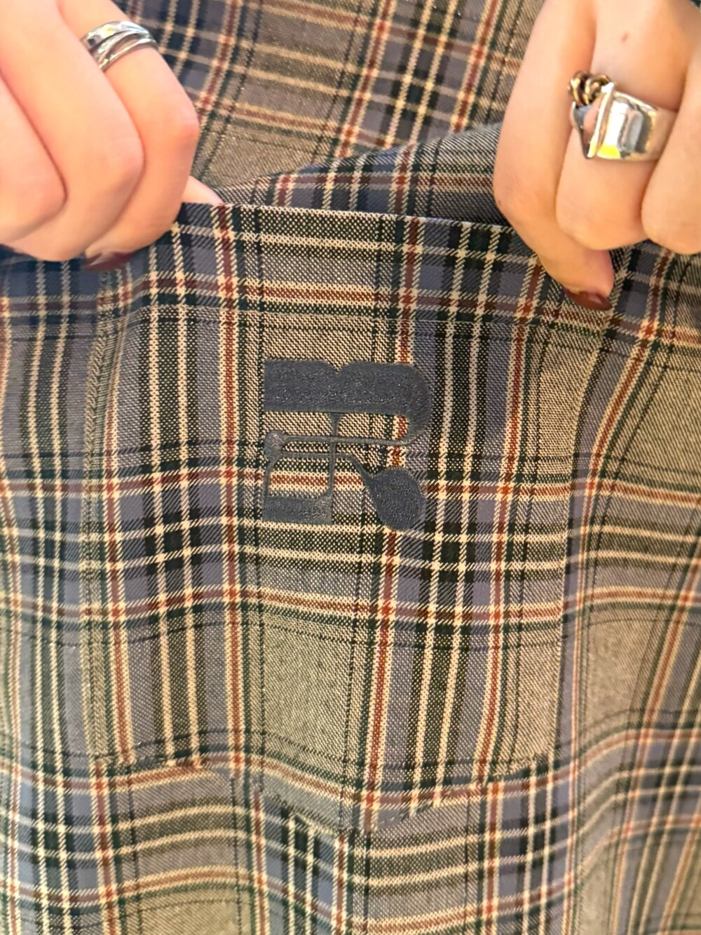 その他のシャツ/ブラウス、ブラック系のブーツ、ブラウン系のブルゾンを着用したレディースの秋コーディネートの6枚目の写真