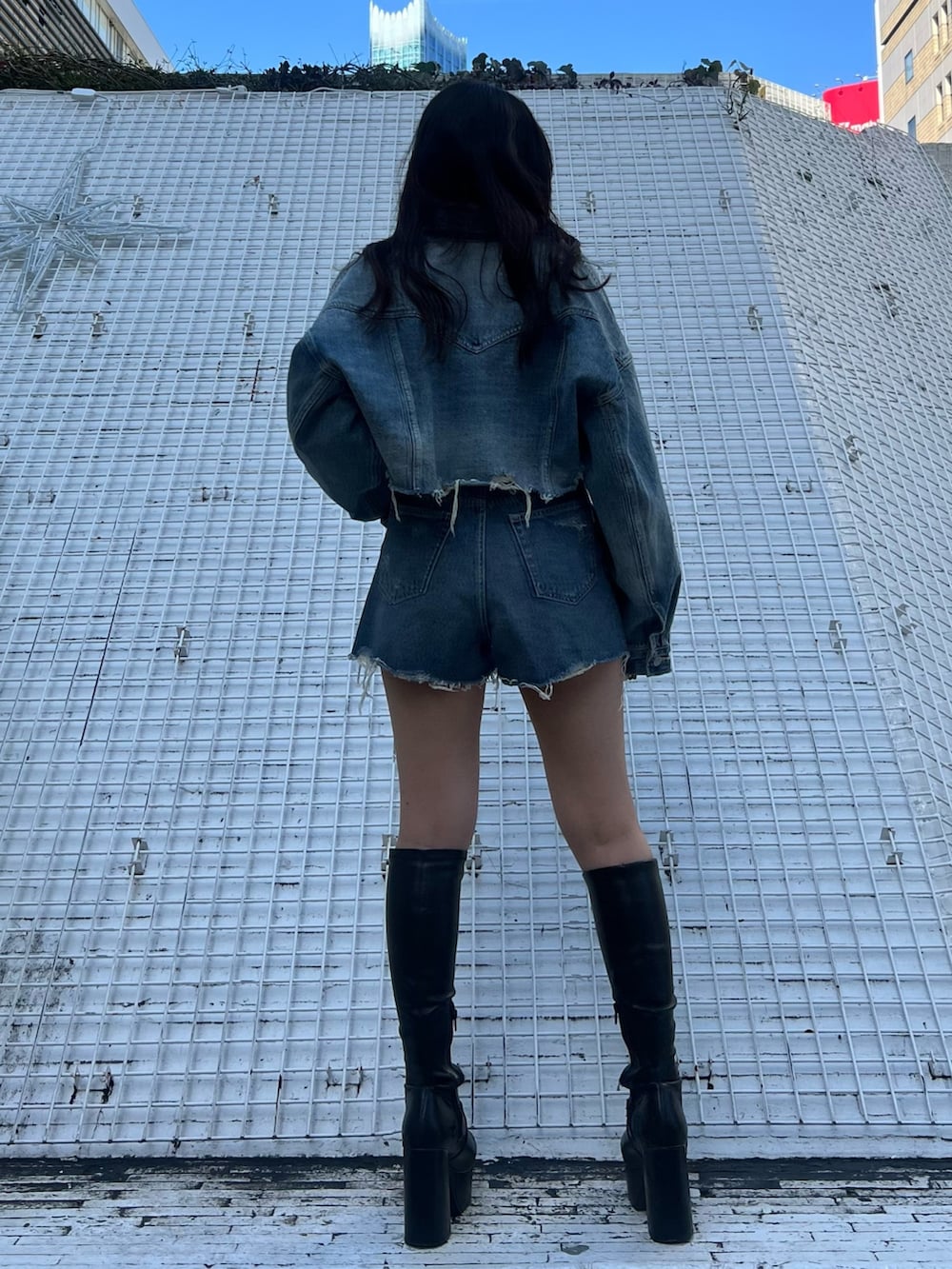 グレー系のTシャツ/カットソー、ブルー系のデニムジャケット、ブルー系のデニムパンツを着用したレディースの冬コーディネートの5枚目の写真