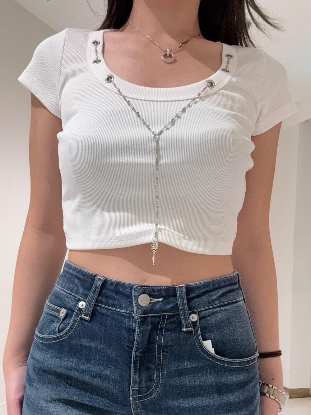 ホワイト系のTシャツ/カットソー、ブルー系のデニムパンツ、ブラック系のサンダルを着用したレディースの夏コーディネートの4枚目の写真