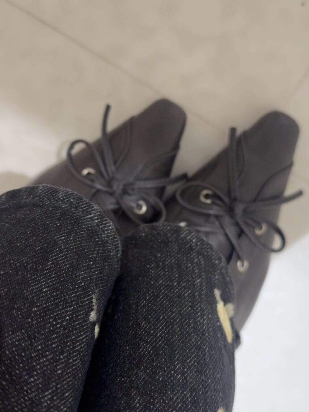 ブラウン系のパーカー、ブラウン系のスウェットパンツ、ブラウン系のサンダルを着用したレディースの冬コーディネートの5枚目の写真