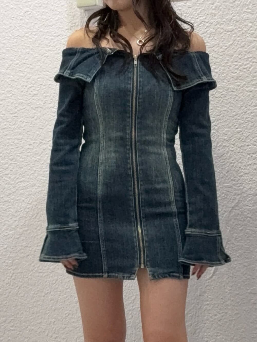 ブラック系のブーツ、その他のブルゾン、ブルー系のワンピースを着用したレディースの秋コーディネートの5枚目の写真