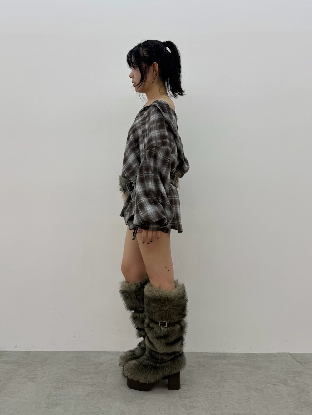 ブラウン系のシャツ/ブラウス、ブラウン系のその他パンツ、ブラウン系のブーツを着用したレディースの秋コーディネートの2枚目の写真