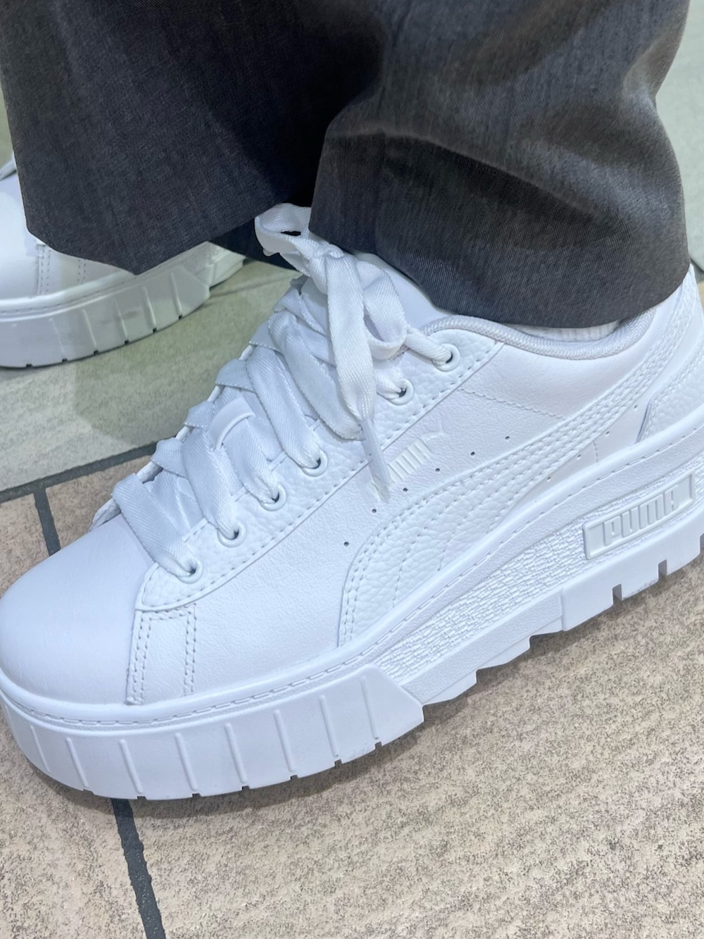 グレー系のその他パンツ、グレー系のテーラードジャケット、ホワイト系のTシャツ/カットソーを着用したレディースの春コーディネートの8枚目の写真