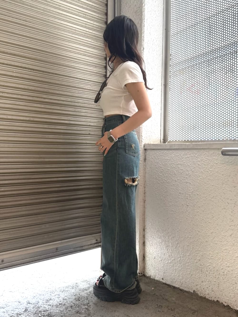 ブラウン系のサンダル、ホワイト系のTシャツ/カットソー、ブルー系のデニムパンツを着用したレディースの夏コーディネートの2枚目の写真