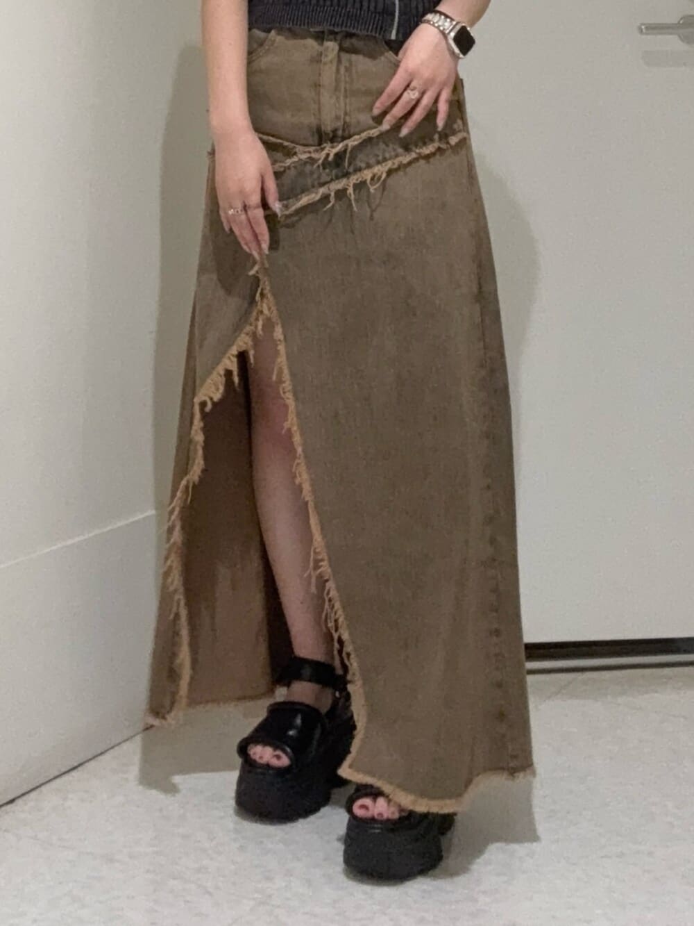 ブラウン系のサンダル、ブルー系のデニムスカート、ブラック系のニット/セーターを着用したレディースの夏コーディネートの5枚目の写真