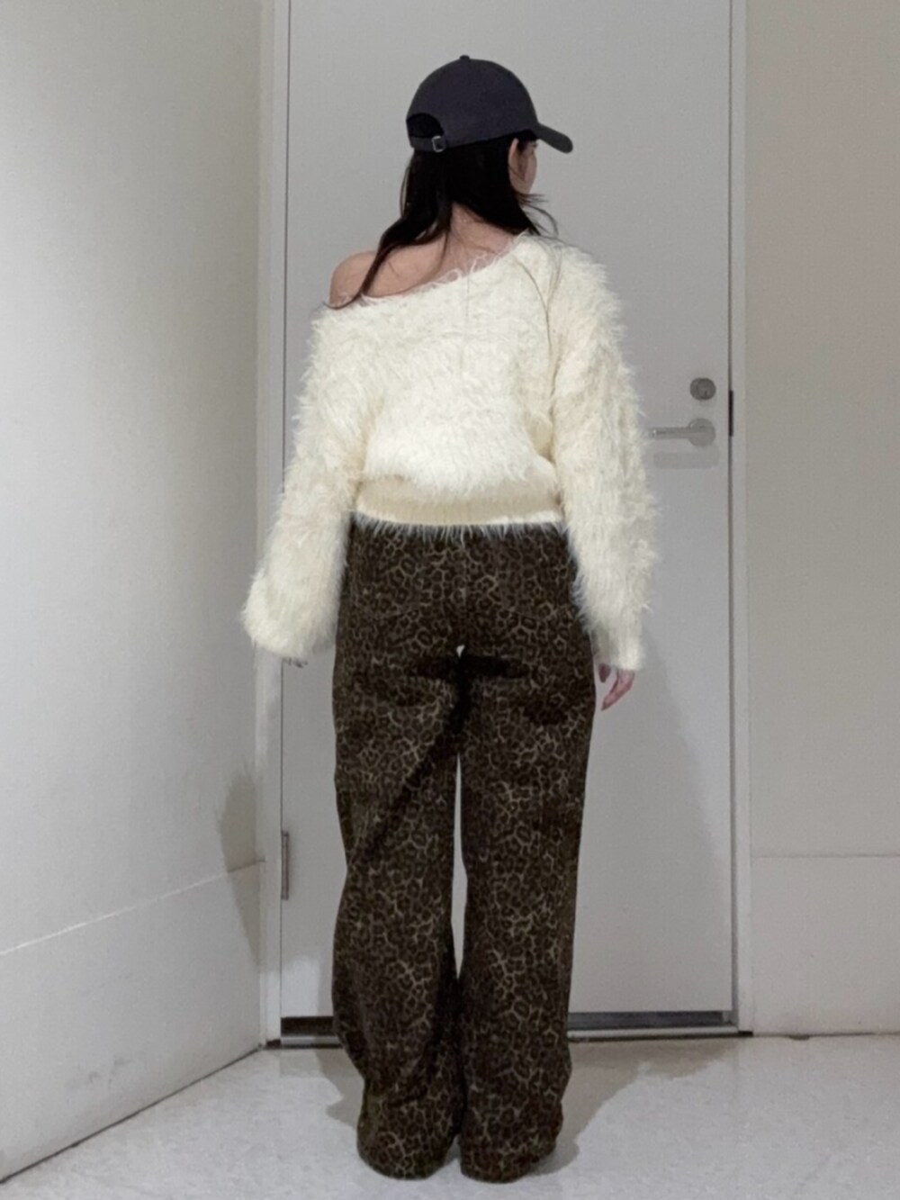 ホワイト系のニット/セーター、その他のその他パンツを着用したレディースの冬コーディネートの3枚目の写真