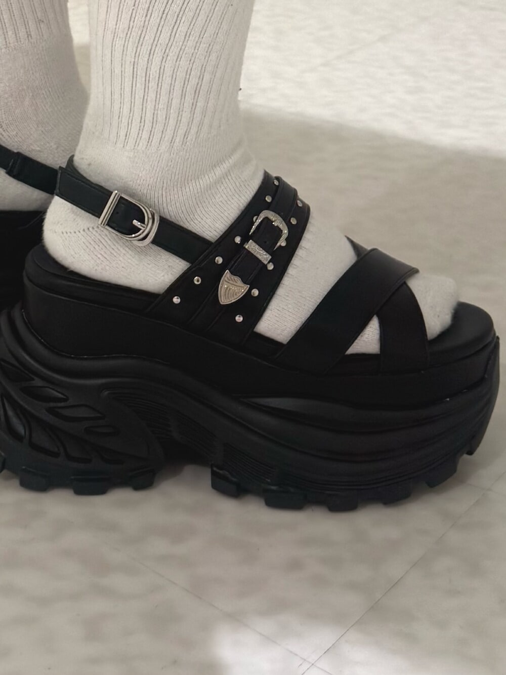 ブラック系のサンダル、ピンク系のキャミソール、グレー系のスウェットパンツを着用したレディースの夏コーディネートの5枚目の写真