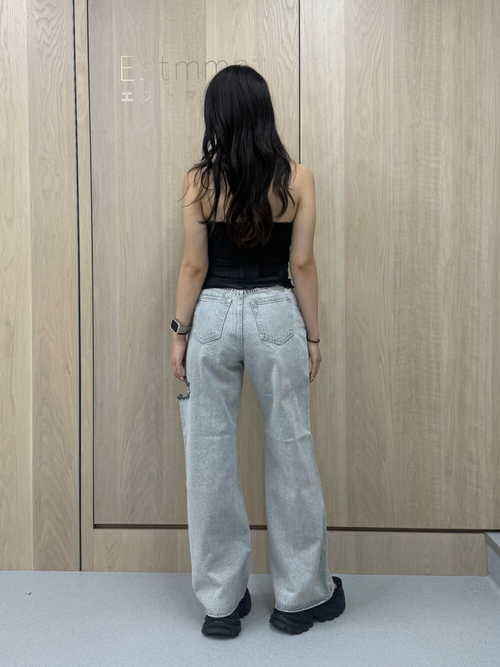 グレー系のデニムパンツ、ブラック系のサンダル、ブラック系のキャミソールを着用したレディースの夏コーディネートの3枚目の写真