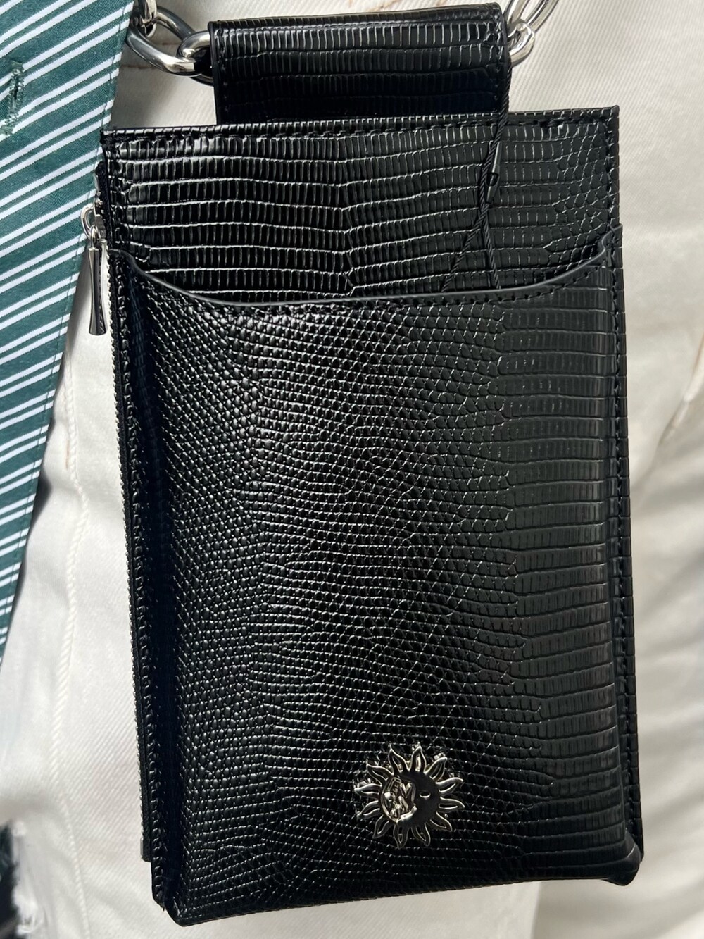 グリーン系のシャツ/ブラウス、ホワイト系のカーディガン/ボレロ、ホワイト系のデニムパンツを着用したレディースの春コーディネートの7枚目の写真