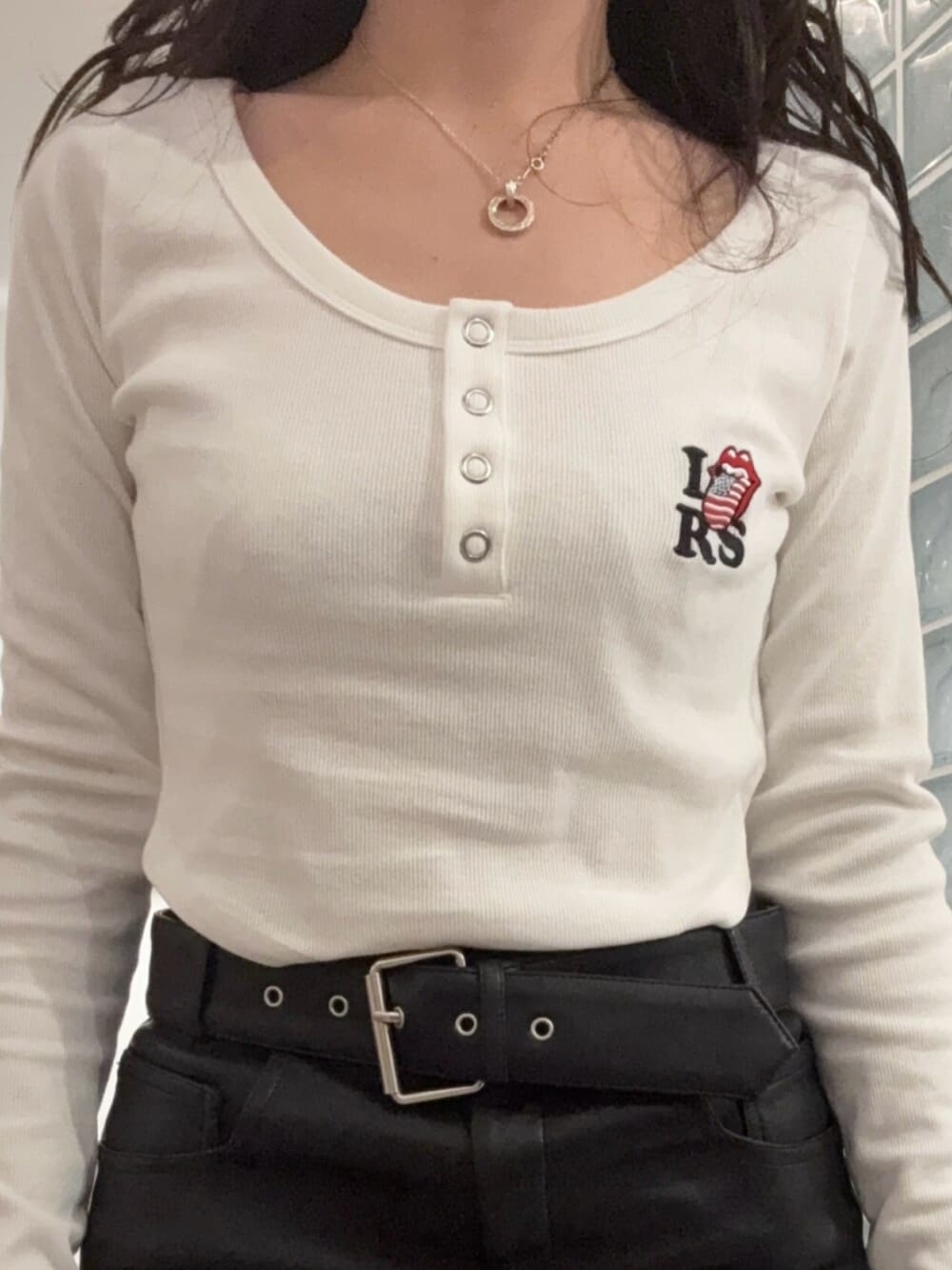 ブラック系のブーツ、ブラック系のスカート、ホワイト系のTシャツ/カットソーを着用したレディースの冬コーディネートの4枚目の写真