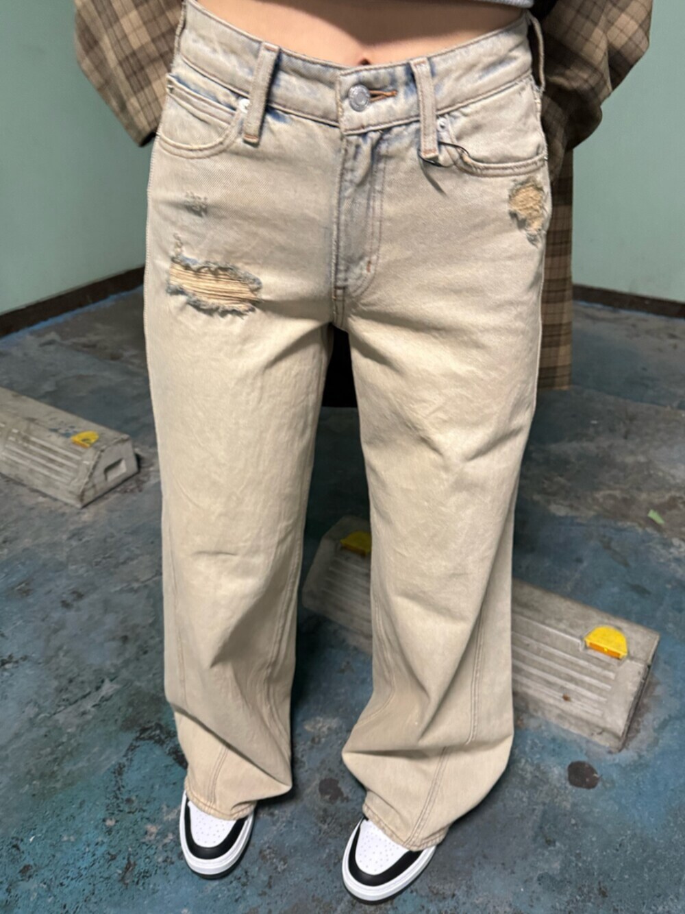 ブラウン系のテーラードジャケット、ベージュ系のデニムパンツ、グレー系のTシャツ/カットソーを着用したレディースの春コーディネートの7枚目の写真