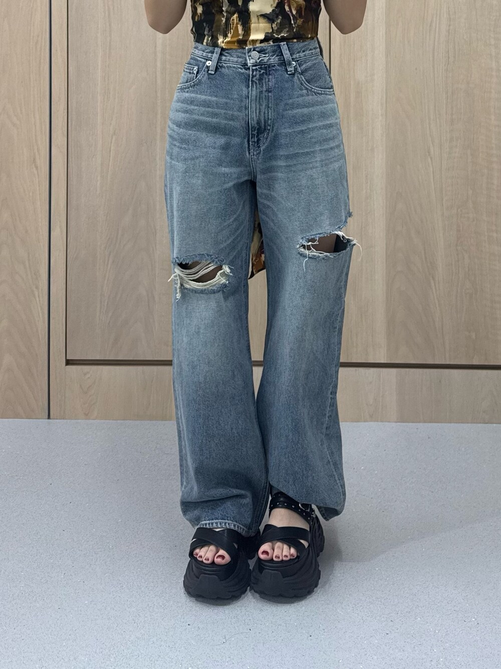 イエロー系のキャミソール、ブルー系のデニムパンツ、ブラック系のサンダルを着用したレディースの夏コーディネートの5枚目の写真