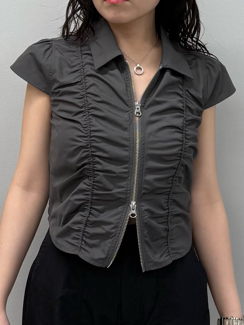 グレー系のシャツ/ブラウス、ブラック系のカーゴパンツ、ブラウン系のサンダルを着用したレディースの春コーディネートの5枚目の写真