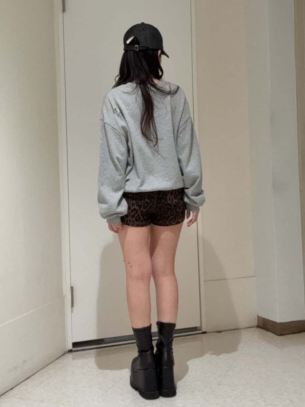 ブラック系のブーツ、グレー系のスウェット、その他のその他パンツを着用したレディースの春コーディネートの3枚目の写真