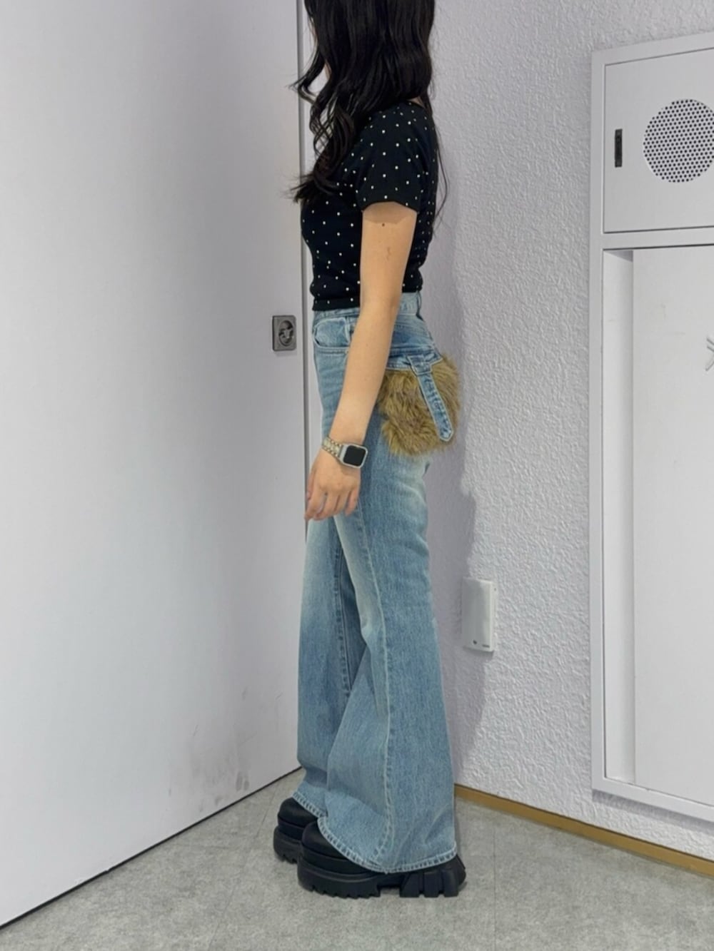 ブラック系のTシャツ/カットソー、ブラック系のブーツ、ブルー系のデニムパンツを着用したレディースの夏コーディネートの2枚目の写真