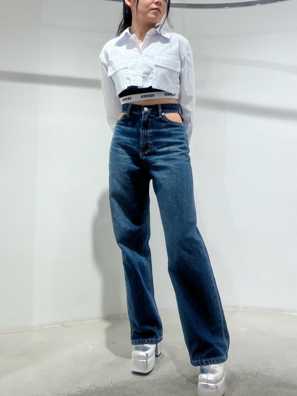 ブルー系のデニムパンツ、その他のシャツ/ブラウス、ブラック系のキャミソールを着用したレディースの春コーディネートの2枚目の写真