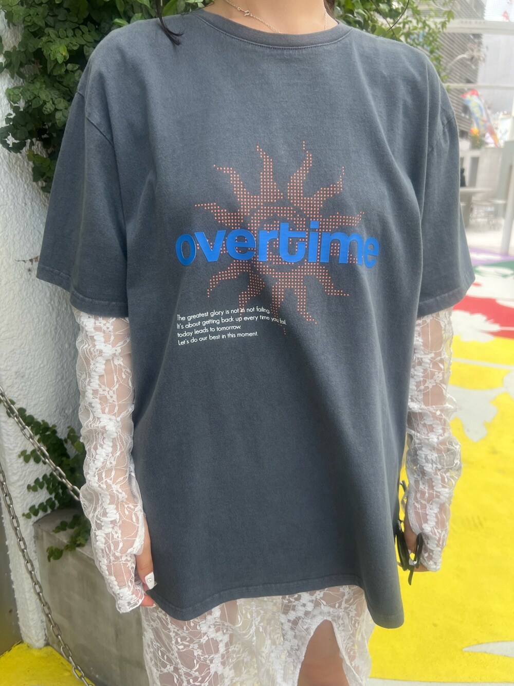 ブラック系のブーツ、ホワイト系のワンピース、グレー系のTシャツ/カットソーを着用したレディースの夏コーディネートの4枚目の写真