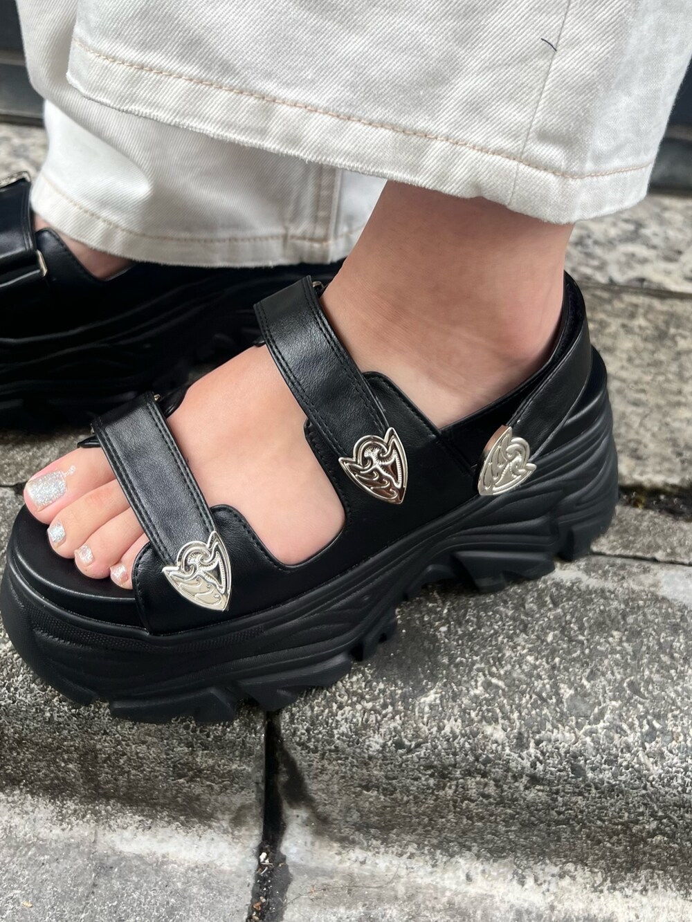 グリーン系のシャツ/ブラウス、ホワイト系のカーディガン/ボレロ、ホワイト系のデニムパンツを着用したレディースの春コーディネートの6枚目の写真