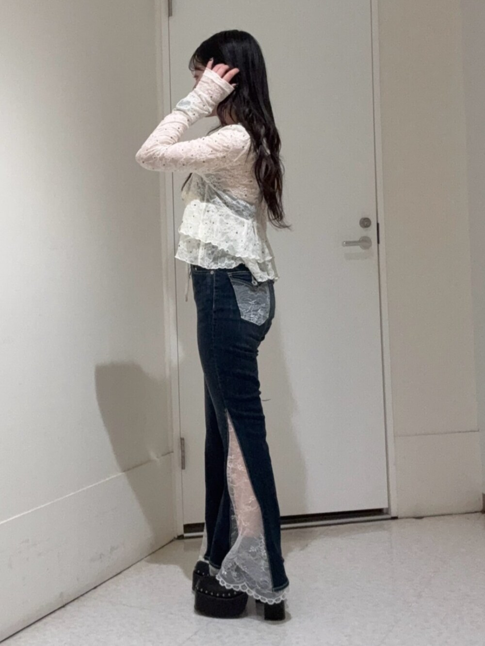 ブラック系のサンダル、ブルー系のデニムパンツ、ホワイト系のシャツ/ブラウスを着用したレディースの春コーディネートの2枚目の写真