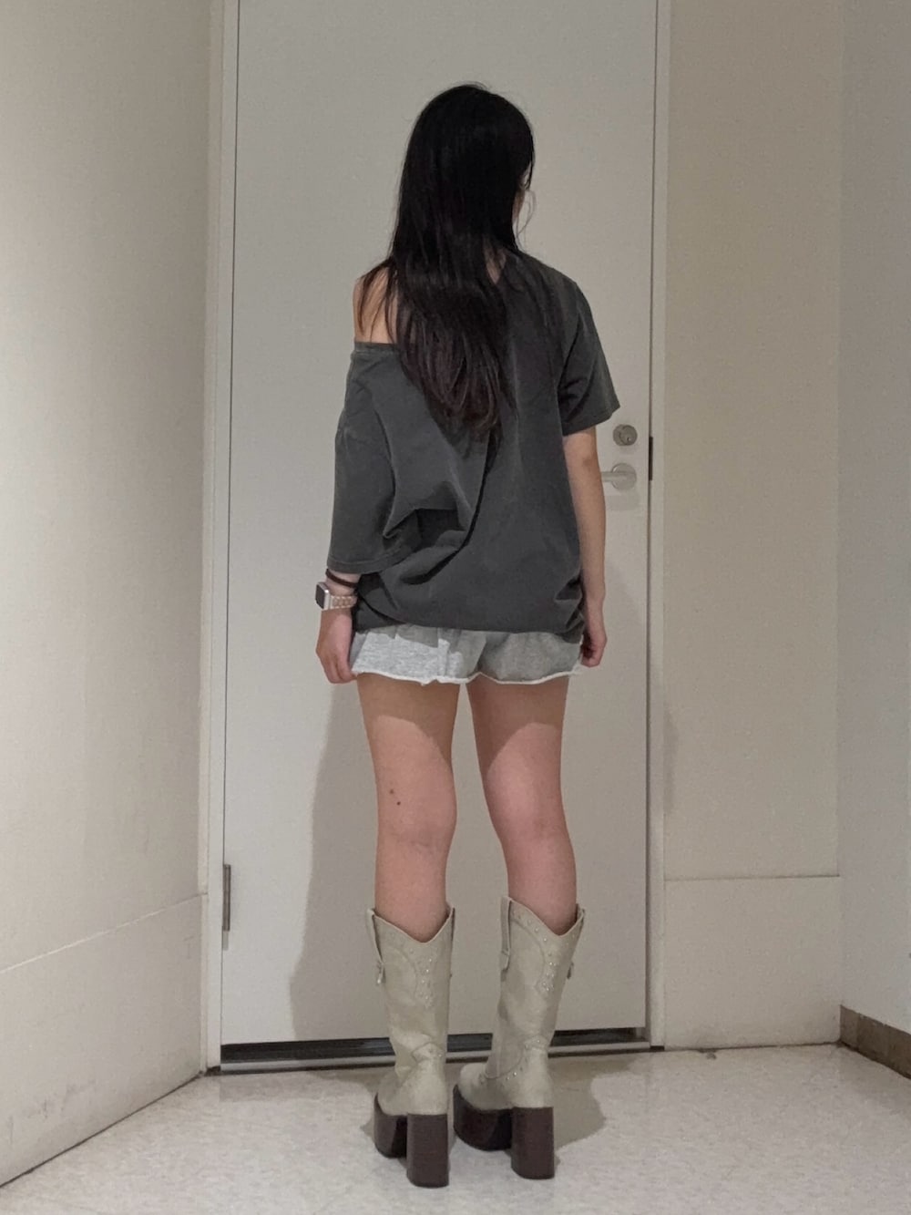 ブラック系のTシャツ/カットソー、グレー系のその他パンツ、ホワイト系のブーツを着用したレディースの春コーディネートの3枚目の写真